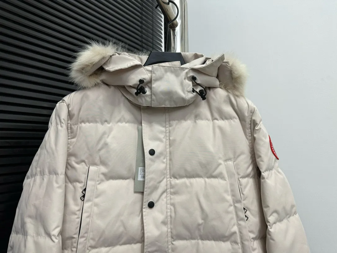 P780 [canada goose wyndham] 29 parka down jackets. The fabric is as soft and hard as the original. It can be restored by kneading at will (fabric misunderstanding: fabrics with high hardness are not waterproof. Only those who buy the latest authentic version this year will notice the softness and comfort of the fabric). The down is synchronized with the authentic white duck down. It is fluffy and not clumps. The electronically controlled down filling machine is filled with down. The zipper is customized with authentic ykk military grade copper core zipper puller. The high-hardness, non-stuck fur collar is made from original and custom-made western Canadian coyote skin. All workmanship and wiring are controlled by workers with more than ten years of service. They must be horizontal and vertical, and no crookedness is allowed. The wiring density inside is more sophisticated. Fighters in the world 29 battle all kinds of world products. Size: XS-XXL
